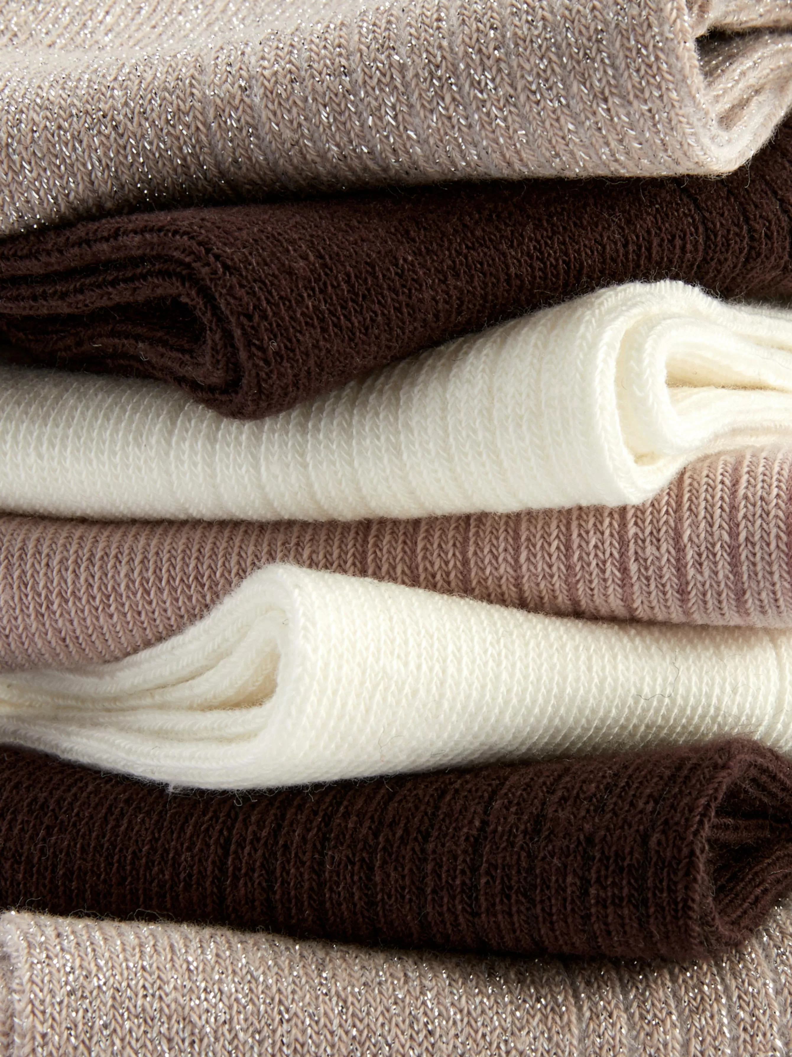 Shop Primark Lot De 7 Paires De Chaussettes Pour Baskets Ton Sur Ton Écru