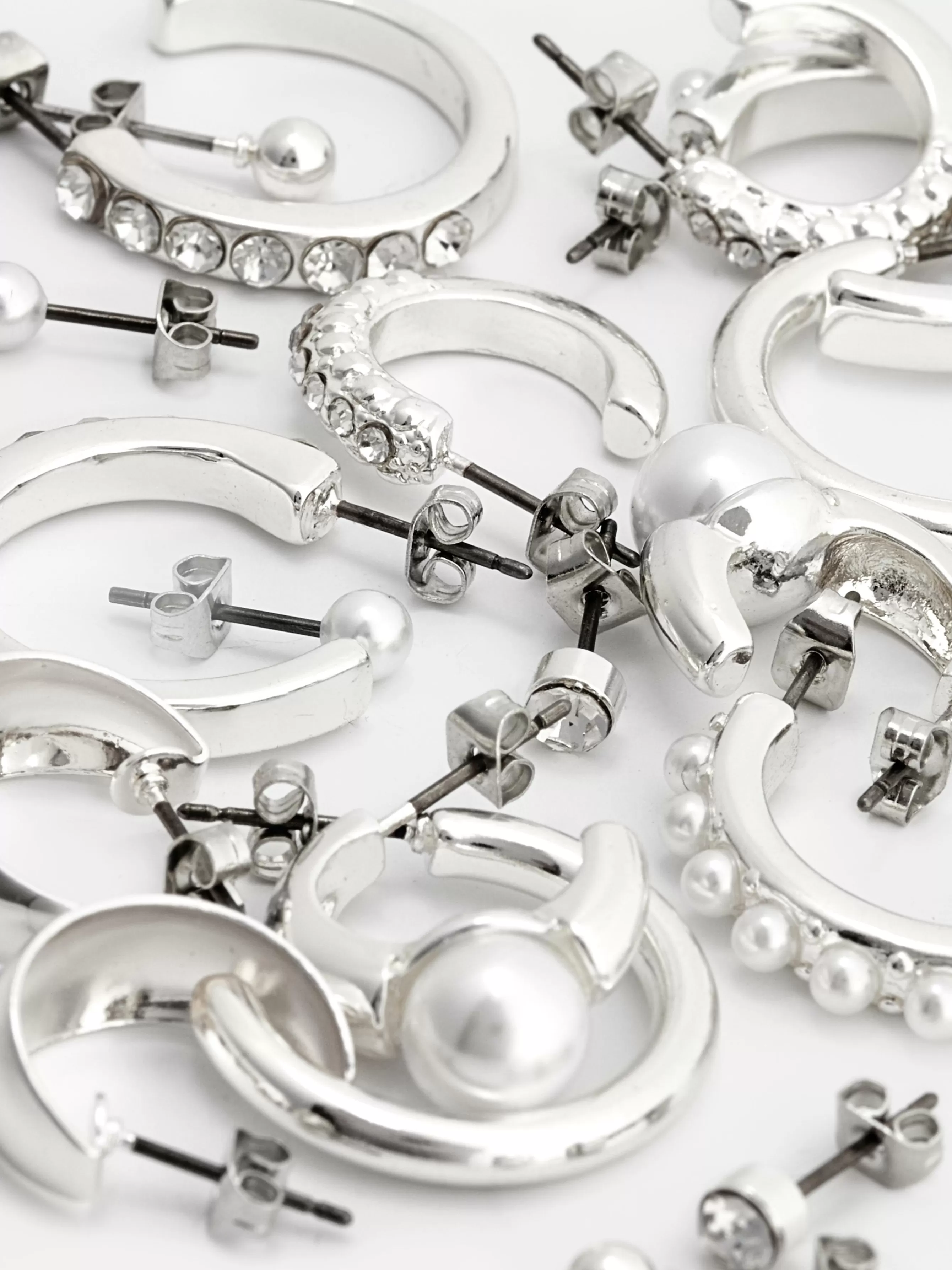 Shop Primark Lot De 9 Paires De Clous D'oreilles Et Créoles Blanc